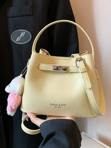 Women Urban Minimalist PU Leather Lychee Pattern Bucket Bag With Turn-Lock Fashion Handbag With Plush Bear Pendant Single Shoulder Crossbody Bag