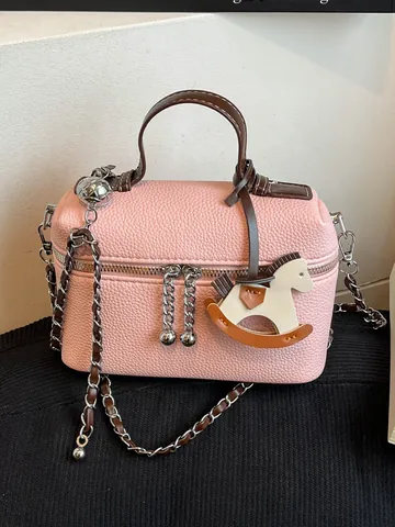 Luxus Damen PU-Leder Litschi-Maserung Handtasche Elegante Kleine Quadratische Tasche Umhängetasche Mit Schaukelpferd-Anhänger