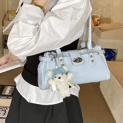 Sac Underarm en Cuir PU Mode Femme Sac à Bandoulière avec Rivets et Pendentif Ours Mignon