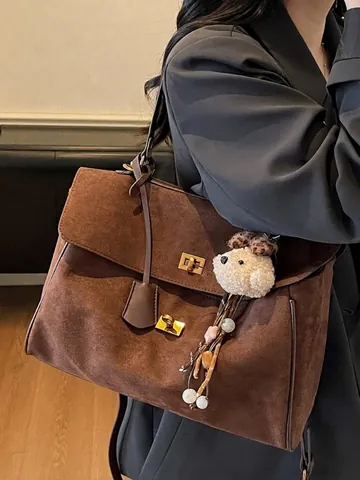 Dames High-End Vintage Mat PU Lederen Draagtas Mode Pendelen Schoudertas Crossbody Met Leuke Beer Hanger