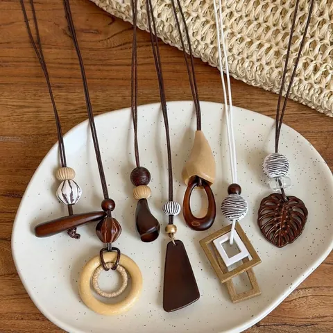 Vintage Wood Pendant Necklace For Women Retro Brown Long Cord Chain Necklace Old Money Style Summer Jewelry Accessories