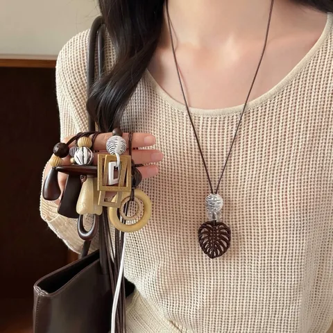 Vintage Wood Pendant Necklace For Women Retro Brown Long Cord Chain Necklace Old Money Style Summer Jewelry Accessories