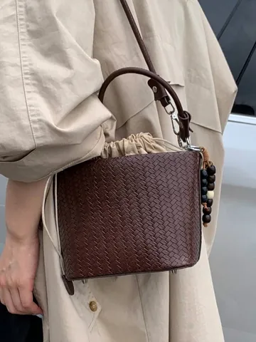 Retro Geflochtene Eimertasche Damen PU Leder Handtasche Kordelzug Innentasche Umhängetasche Mit Perlenanhänger Sommer Mode Schultertasche