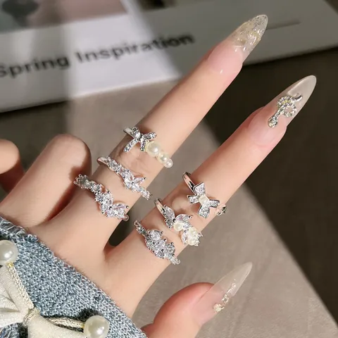 Eleganter Luxus Kupfer Schleife Offener Ring Für Damen Künstliche Perle Strass Eingelegt Verstellbarer Französischer Stil Schmuck Ring