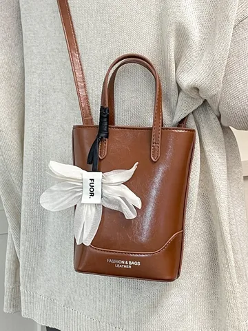 Mode Vrouwen PU Leer Emmer Tas Minimalistische Crossbody Handtas Met Bloemenbedel Retro Schoudertas Dagelijkse Vrije Tijd Tote