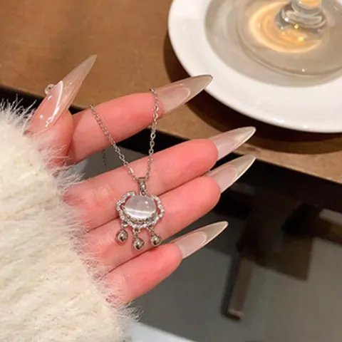 Collar de Cierre de la Paz de Acero de Titanio Nuevo Estilo Chino Mujer Colgante de Piedra de Luna Diamante de Imitación