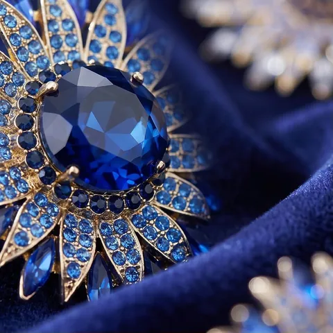 Luxury Zinc Alloy Rhinestone Sunflower Brooch For Women High-End Crystal Banquet Pins Elegant Wedding Evening Dress Accessories Gift