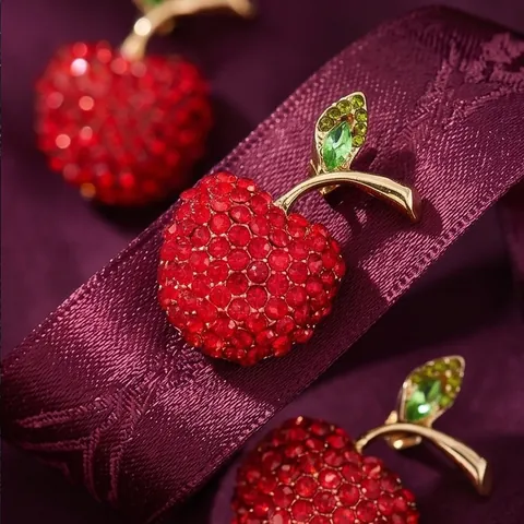 Exquisite Red Apple Brooch Rhinestone Fruit Lapel Pin Alloy Small Apple Breastpin Jewelry Gift For Women Clothes Accessory