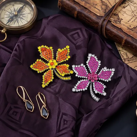 Vintage Canada Maple Leaf Brooch Pin For Women Zinc Alloy Rhinestone Inlaid Accessory For Suit Hat Bag Elegant Jewelry Gift