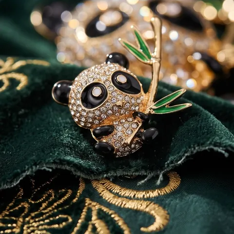 Elegante Zinklegierung Panda Brosche Mit Strass Verzierung Süßes Tier Hält Bambus Reversnadel Für Damen Bekleidung Schmuck