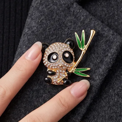 Elegante Zinklegierung Panda Brosche Mit Strass Verzierung Süßes Tier Hält Bambus Reversnadel Für Damen Bekleidung Schmuck