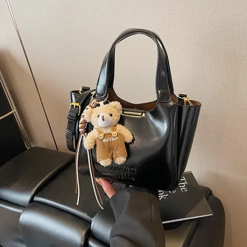 Retro PU Leder Eimer Tasche Für Damen Lässige Einfarbige Schulter Umhängetasche Mit Bär Anhänger Mode Handtasche