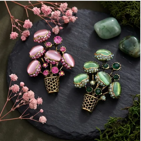 Vintage Alloy Flower Basket Brooch Inlaid Cat's Eye Stone Rhinestone Exquisite Fashion Women Anti-Exposure Clothing Corset Pins Jewelry