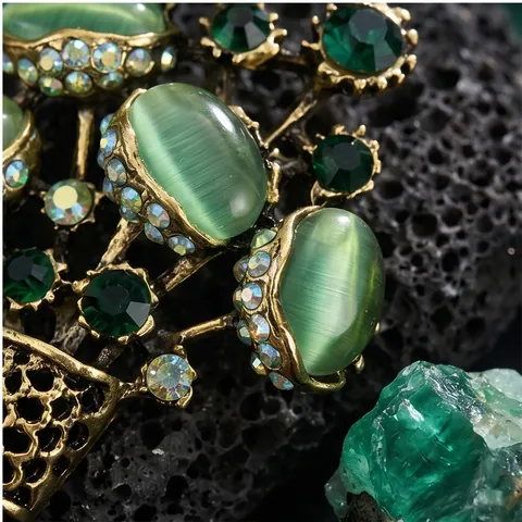 Vintage Alloy Flower Basket Brooch Inlaid Cat's Eye Stone Rhinestone Exquisite Fashion Women Anti-Exposure Clothing Corset Pins Jewelry