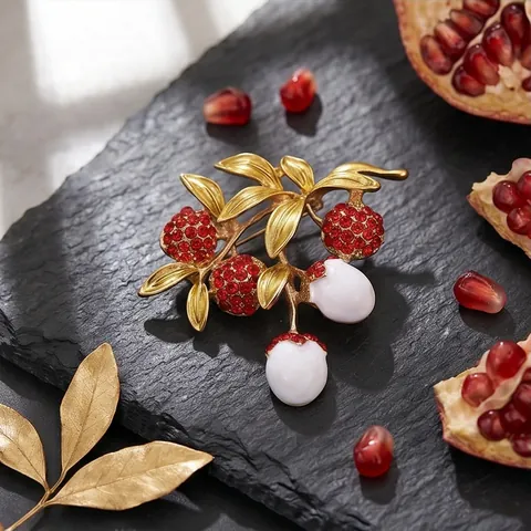 Sweet Lychee Fruit Brooch For Women Niche Design Alloy Rhinestone Resin Corsage Fashion Elegant Suit Pin Accessory Gift