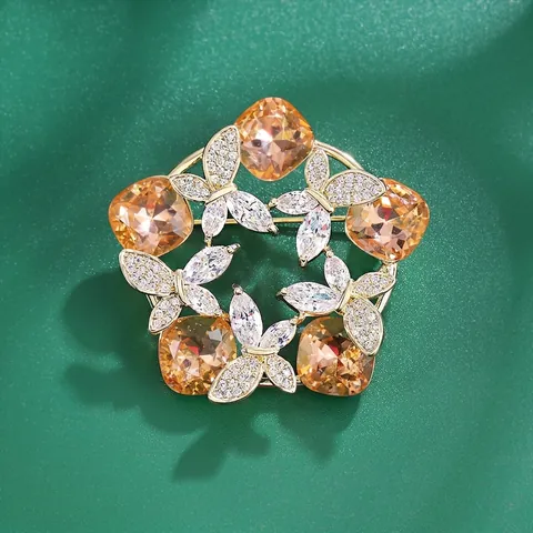 Luxuriöse Kupfer Schmetterlingskranz Brosche Mikroeingelegte Zirkonia Galvanisiert 14K Gold K9 Glas Anstecknadel Damen Bekleidungszubehör