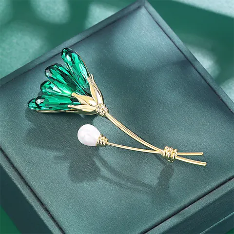 Élégante Broche Fleur en Laiton avec Verre K9 Vert et Strass avec Perle Artificielle Blanche Bijoux Plaqués Or 14K pour Femmes