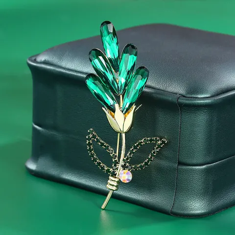 Vintage 14K Gold Plated Copper Rose Brooch High Grade Green Glass Crystal Inlaid Rhinestone Floral Pins For Women Accessory