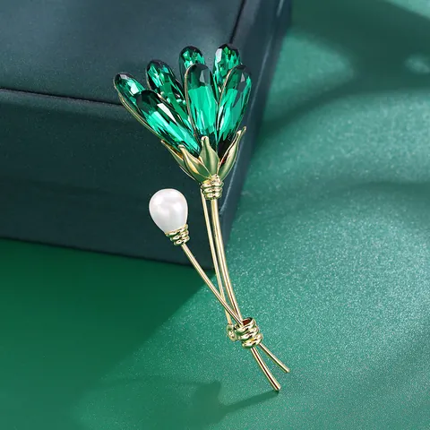 Élégante Broche Fleur en Laiton avec Verre K9 Vert et Strass avec Perle Artificielle Blanche Bijoux Plaqués Or 14K pour Femmes