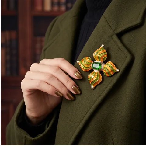 Broche Croix en Alliage Peint Vintage avec Incrustation de Verre Vert Émail Épingle Bijoux de Luxe Rétro pour Femmes Hommes Manteau Chapeau Sac Accessoire de Décoration