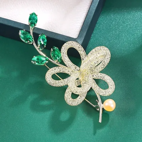 Luxe 14K Vergulde Koperen Bloem Brosche Met Groene K9 Kristal En Zoetwaterparel Hoogwaardige Dames Corsage Sieraden