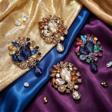 Broche Royale Rétro en Alliage et Strass Élégante Broche à Pendentif Goutte d'Eau en Verre Acrylique pour Bijoux de Mariage