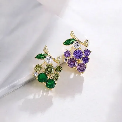Fresh Grape Crystal Brooch For Women Copper Inlaid Zirconia Pin Anti-exposure Lapel Pin Fruit Shape Fashion Jewelry Gift