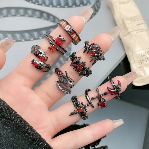Bagues Ouvertes de Style Punk Gothique Sombre pour Femmes Bague Ajustable avec Zirconia Rouge Cœur Dragon Croix Bijoux Y2K