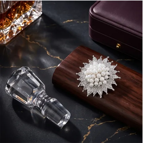 Vintage Alloy Artificial Pearl Brooch For Women Elegant Rhinestone Inlay Pin For Suit Qipao Commuter Fashion Jewelry Gift