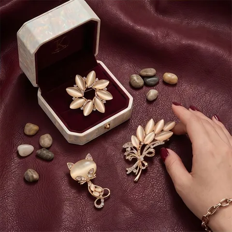 Vintage Elegant Alloy Synthetic Cat Eye Stone Rhinestone Brooch Pin Floral Leaf Animal Shape For Women Sweater Suit Cheongsam Accessories Gift