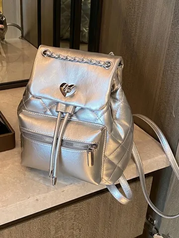 Sac à Dos Femme Mode en Cuir PU Matelassé Décoration de Chaîne Fermeture Lquet Coeur Cordon Voyage Sac à Dos Chic