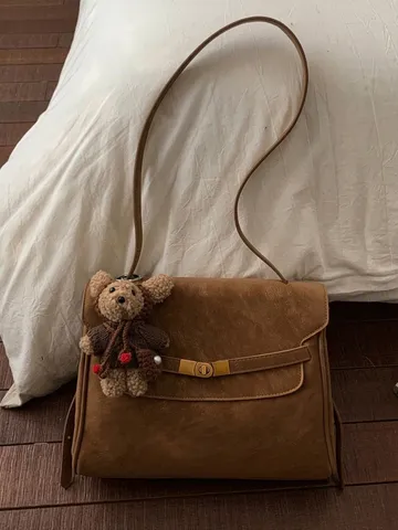 Women Minimalist PU Leather Shoulder Bag Retro Tote Handbag With Bear Pendant Lock Crossbody Bag For Daily Commute
