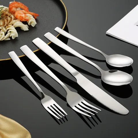 Posate in Acciaio Inossidabile Ispessito Moderno Manico Quadrato Lucidato a Specchio Coltello Forchetta Cucchiaio da Cena per Hotel Casa Ristorante