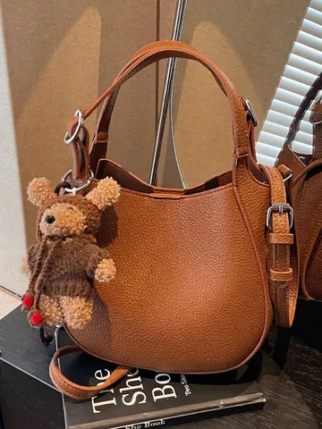 Stedelijk Minimalistisch PU Leder Emertasche Voor Dames Litchi Textuur Schoudertas Casual Dagelijkse Tote Handtas Met Beer Hanger