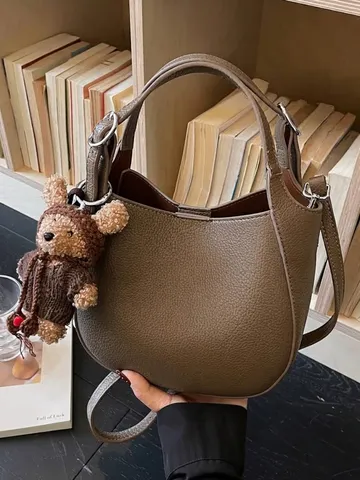 Stedelijk Minimalistisch PU Leder Emertasche Voor Dames Litchi Textuur Schoudertas Casual Dagelijkse Tote Handtas Met Beer Hanger