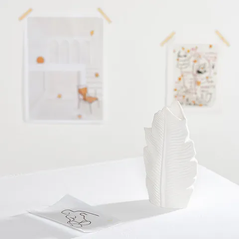 Modern Minimalist White Ceramic Vase Leaf Shape Design Creative Home Decor Accent For Dried Flowers Living Room Desktop Ornament