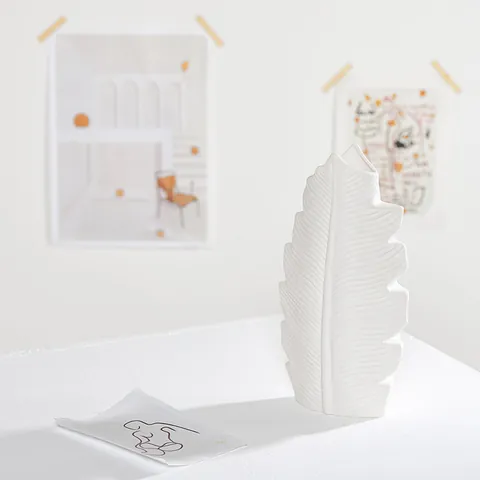 Modern Minimalist White Ceramic Vase Leaf Shape Design Creative Home Decor Accent For Dried Flowers Living Room Desktop Ornament