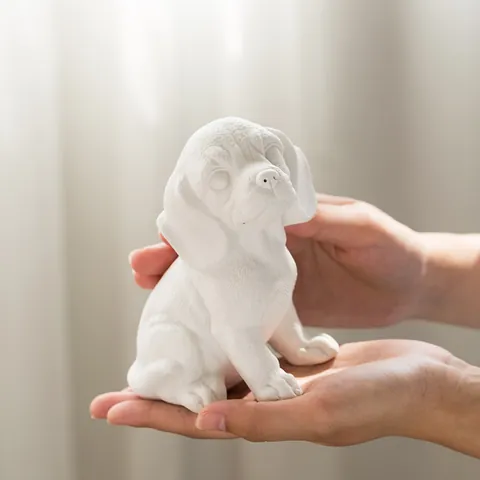Figura de Perro de Cerámica Blanca Moderna Escultura de Cachorro de Porcelana Mate Decorativa para Hogar y Oficina