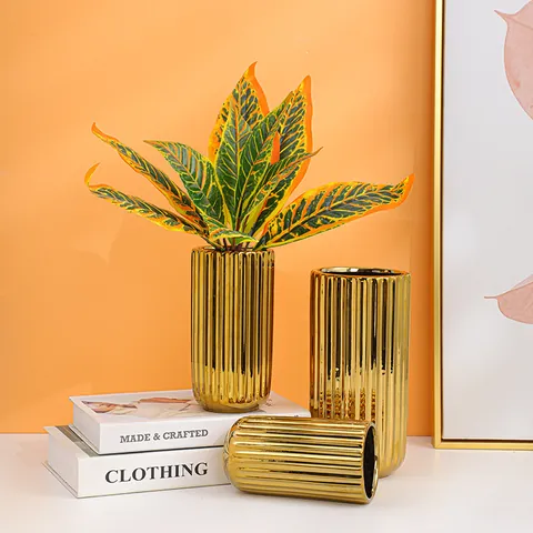 Vase en Céramique Électroplaqué Or Minimaliste Moderne Vase Décoratif Nervuré Style Nordique Vase à Fleurs Décoration de Table de Salon
