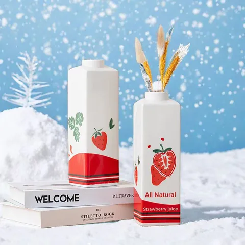 Creatieve Keramiek Melkpak Vorm Vaas Aardbei Gedrukt Wit Tafelblad Bloemenvaas Voor Huisdecoratie Woonkamer Bureau Ornament