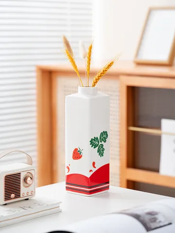 Creatieve Keramiek Melkpak Vorm Vaas Aardbei Gedrukt Wit Tafelblad Bloemenvaas Voor Huisdecoratie Woonkamer Bureau Ornament
