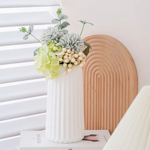 Vase en Céramique Blanche Minimaliste Moderne Style Nordique Rayures Géométriques Origami Plissé Pot de Fleur Décoratif pour Maison Salon Bureau