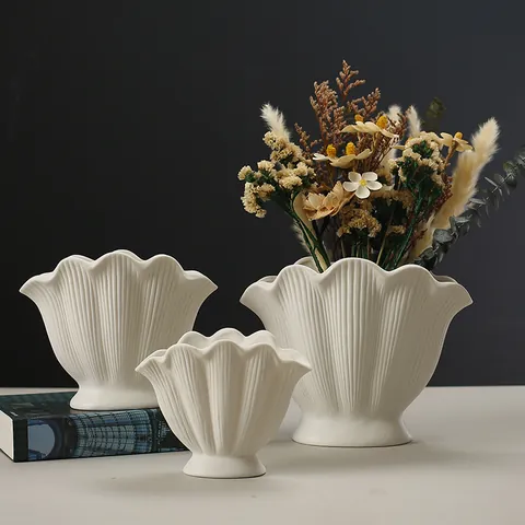 Modern Nordic White Ceramic Shell Shape Vase Handmade Matte Fluted Decorative Flower Vase For Living Room Entryway Home Tabletop Decoration