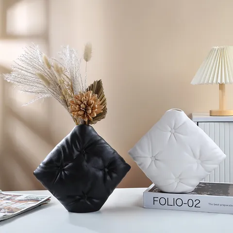 Vase Créatif en Céramique Forme d'Oreiller Design Capitonnée Moderne Minimaliste Art Vase à Fleurs Décoration de Bureau
