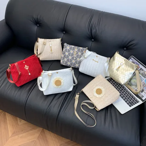 Süße Gewebte Quadratische Umhängetasche Für Damen PU Leder Nähte Lässige Handtasche Mit Blumen Perlenanhänger Minimalistische Kuriertasche