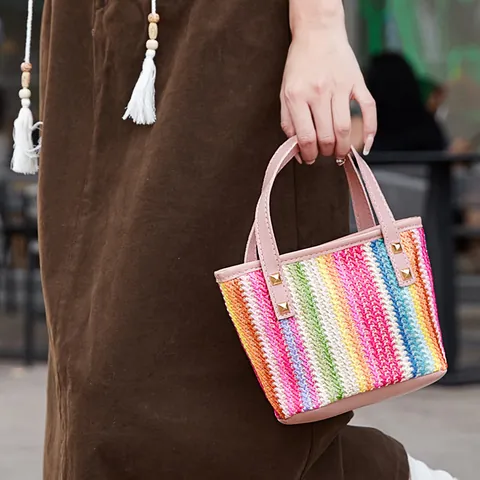 Sac Cabas de Mode en Paille Tissé pour Femmes Rayé Sac à Main de Vacances Sac Seau Décontracté avec Décoration de Rivets