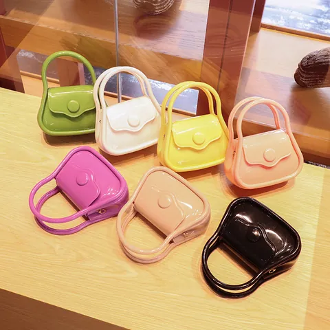 Petit Sac à Main en Silicone pour Femme Couleurs Acidulées Design Rabat Petit Sac Bandoulière Téléphone Avec Chaîne Dorée Mode