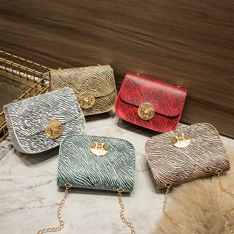 Borsa a Tracolla Quadrata in Pelle PU a Righe Zebra da Donna Borsa a Spalla di Lusso con Catena in Metallo Mini Portafoglio per Cellulare con Chiusura a Lucchetto