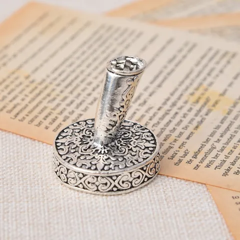 Vintage European Metal Carved Pen Holder Round Base For Feather Dip Pens Desk Ornament Stationery Office Supplies Gift