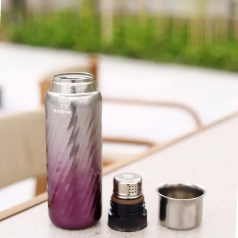 Bouteille Isotherme en Titane Pur Dégradé Violet Argent Texture Spirale Gourde Isolation Voiture Gobelet Thermique Portable Sport